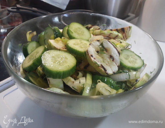 В миску к огурцам и кабачкам добавить лук и укроп. Все перемешать. Приятного аппетита!