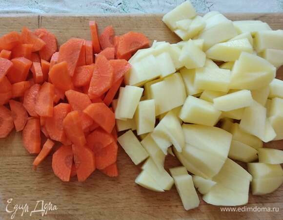 Сначала варим бульон. Помещаем курицу в холодную воду. Когда закипит, снимаем пену. Кладем перец горошком и варим на медленном огне минут 20. В конце бульон можно процедить. Я обычно этого не делаю, так как снимаю пену тщательно. Но это уже на ваш вкус. Тем временем режем картофель и морковь как вам нравится (у меня полукругом и брусочками).