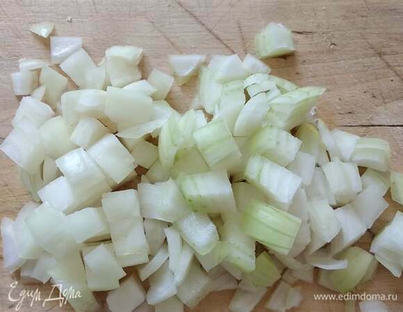 Мелко шинкуем лук. Обжариваем на сливочном масле с капелькой растительного (чтобы сливочное не горело) до прозрачности. Кладем в бульон лук и морковь. Через десять минут после закипания добавляем картофель.