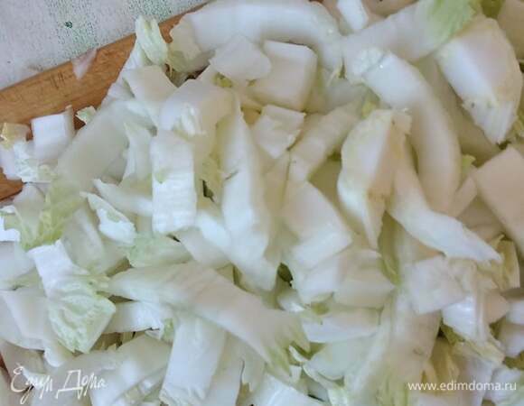 Шинкуем пекинскую капусту. Я взяла нижнюю часть кочана. Верхнюю оставила на салат.