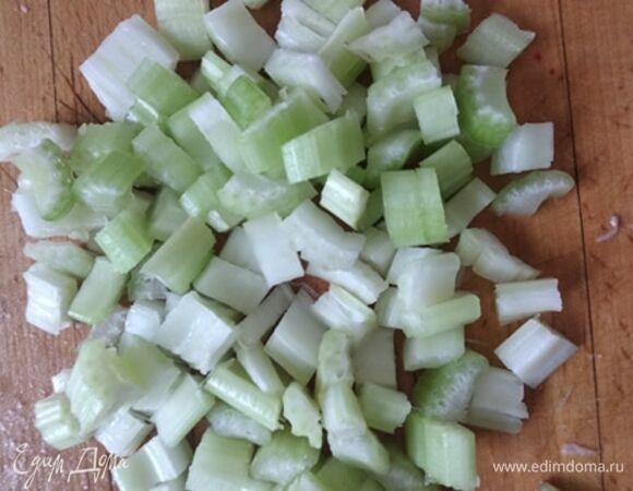 Режем сельдерей и добавляем в кастрюлю (каждая последующая заправка происходит после закипания супа).