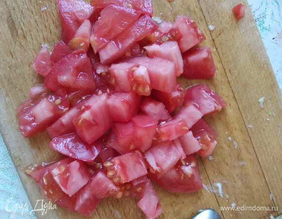 Мелко режем помидор. Добавляем в суп, кладем лавровый лист и сухие травы. Солим. Прогреваем 5 минут, вынимаем лавровый лист. Выключаем огонь и даем супу настояться минут 15. Подаем с любимой зеленью и сметаной (по желанию). Приятного аппетита!