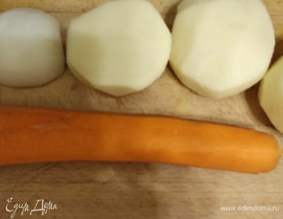 Нарезаем картофель. Морковь натираем на крупной терке. Отправляем в бульон. Когда овощи дойдут до полуготовности, забрасываем зеленый горошек и через 5 минут цветную капусту (у меня замороженная).