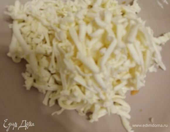 Натираем сыр на крупной терке. Добавляем в кастрюлю. Если у вас сыр в ванночке, тогда просто кладете его в суп ложкой небольшими порциями. Тщательно растворяем сыр в бульоне, чтобы не было комочков. Солим по вкусу. По желанию добавляем сухие травы (итальянские, прованские или любые другие). Прогреваем, выключаем огонь и даем настояться минут 15. Можно подавать. Приятного аппетита!