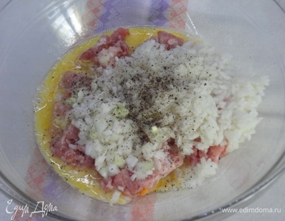 В мясной фарш добавить соль, перец, молоко, взбитое яйцо и лук, нарезанный очень мелкими кубиками. Рис отварить в 6-кратном количестве воды (15 минут). Откинуть на дуршлаг, охладить, добавить в фарш и перемешать. Массу слегка отбить.