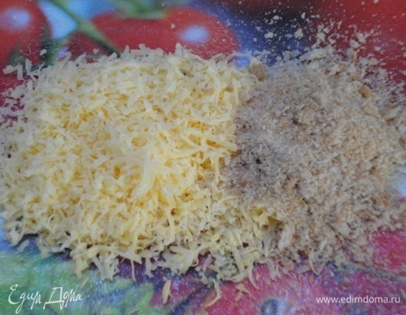 Сыр натереть на мелкой терке и перемешать с панировочными сухарями.