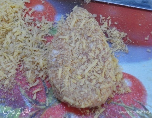 Фарш разделить на равные части весом по 100 г. Запанировать шницель, придавая ему плоскую овальную форму длиной 12–13 см с заостренным концом.