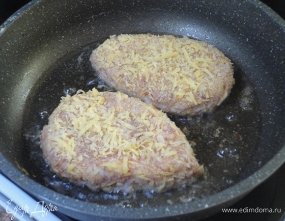 Обжарить с двух сторон в разогретом масле до готовности при умеренном нагреве. Я обычно минуты три жарю на более сильном огне, переворачиваю, убавляю огонь и жарю под крышкой еще 5 минут.