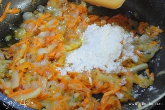 Для соуса лук, морковь, корень петрушки нарезать мелкой соломкой и пассеровать в масле 5–7 минут, добавить муку и обжарить до коричневого цвета.