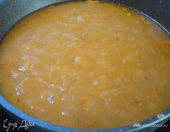 Добавить томат и жарить еще 2–3 минуты. Затем, помешивая, развести все горячим бульоном или водой и варить при слабом кипении 20–30 минут. В конце варки добавить специи, соль, сахар.