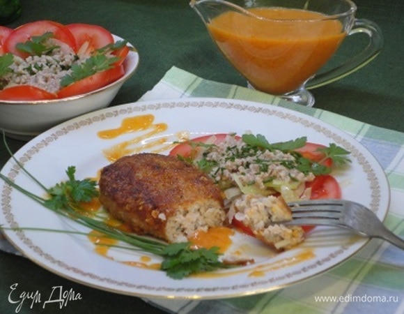 Готовый соус измельчить в блендере или протереть через сито. Если соус сильно загустел, развести бульоном и дать закипеть. В готовый бульон можно добавить кусочек сливочного масла. Вкус — нежный, кисловато-сладкий, цвет — темно-красный. Но в этот раз цвет меня подкачал, потому что вместо томатной пасты я использовала томатный сок. А на вкус, как говорит мой супруг, он бархатный.