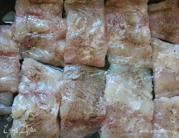 Филе трески нарезать на куски, натереть солью и перцем, сбрызнуть соком лимона и выложить в смазанную маслом форму.