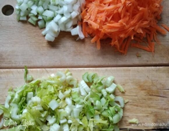 Варим бульон из куриных окорочков. Заливаем окорочка водой, доводим до кипения, снимаем пену и варим на медленном огне минут 30. Тем временем шинкуем лук, морковь режем или натираем на крупной терке. Режем сельдерей. Мелко режем перец чили. Можно удалить семена, если боитесь остроты.