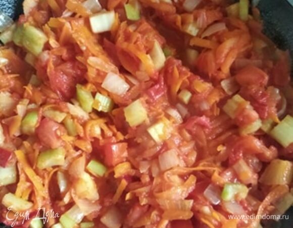 Лук обжариваем в растительном масле минут 5, добавляем морковь и сельдерей, пропущенный через пресс чеснок и перец чили. Добавляем помидоры. Обжариваем овощи минут 10.