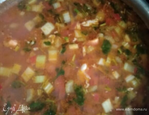 Вынимаем из бульона окорочка, отделяем мясо от костей, нарезаем полосками. Отправляем обратно в кастрюлю. Добавляем овощи, консервированную фасоль и кукурузу без жидкости. Добавляем нарезанную кинзу. Кладем лавровый лист, солим и провариваем минут 5–7. Вынимаем лавровый лист. Суп готов. Дайте настояться минут 15, и можно подавать. Приятного аппетита!