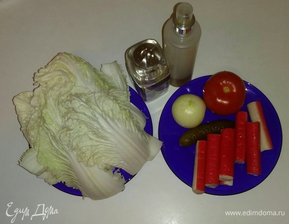 Вот все необходимые ингредиенты для приготовления салата. Крабовые палочки предварительно нужно разморозить.