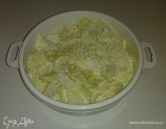 У листьев китайского салата вырезаем твердую белую часть, так как она не понадобится. Оставшуюся зеленую часть листьев нарезаем квадратиками.