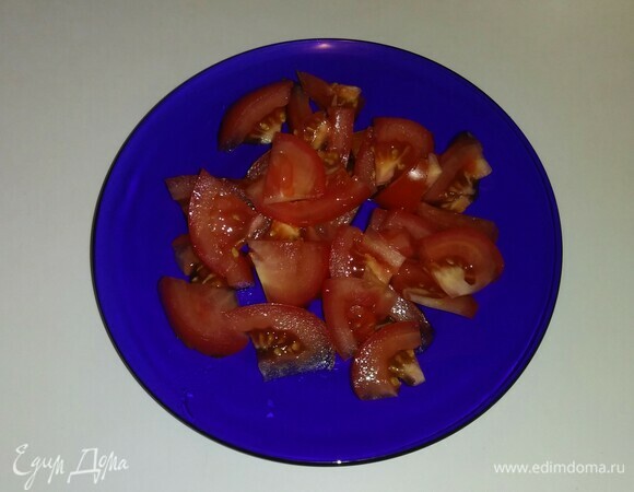 Помидор нужно нарезать дольками, а затем каждую дольку — треугольниками.