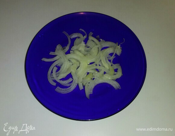 Репчатый лук — полукольцами, распушаем его.