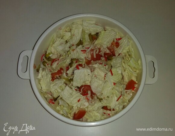 Соединяем все ингредиенты в глубокой емкости, солим, перчим, добавляем оливковое масло. Все перемешиваем и ставим на 15 минут в холодильник. Салат готов. Приятного аппетита!