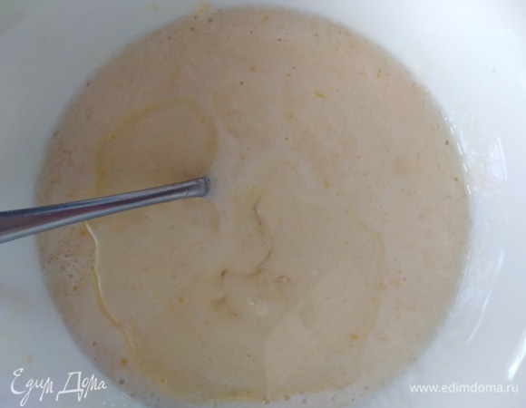 Влить кефир и масло, перемешать до соединения.