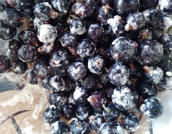 Свежую ягоду (у меня смородина) промыть, дать воде стечь и посыпать мукой. Добавить в тесто и аккуратно перемешать ложкой.