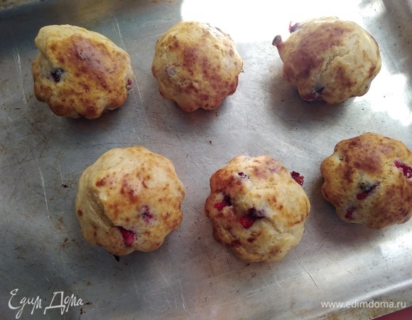 Проверить готовность на сухую палочку. Дать 5 минут остыть, вынуть из форм и остудить 20 минут.