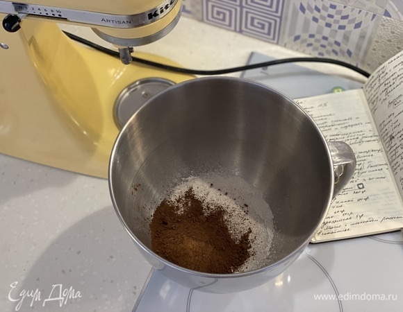 Смешать муку, разрыхлитель и какао в чашке.