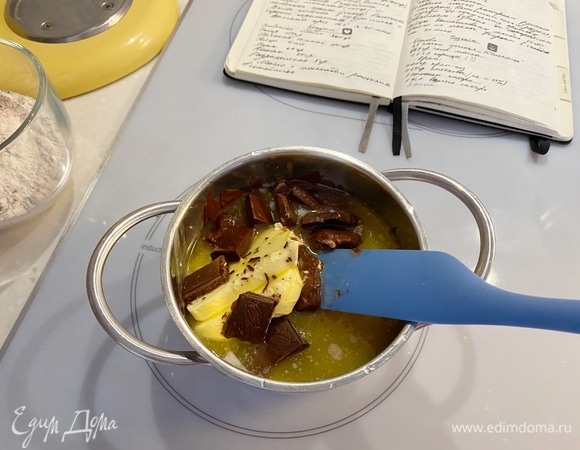 Масло с шоколадом растопить в сотейнике.