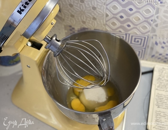 Яйца взбить с сахаром.
