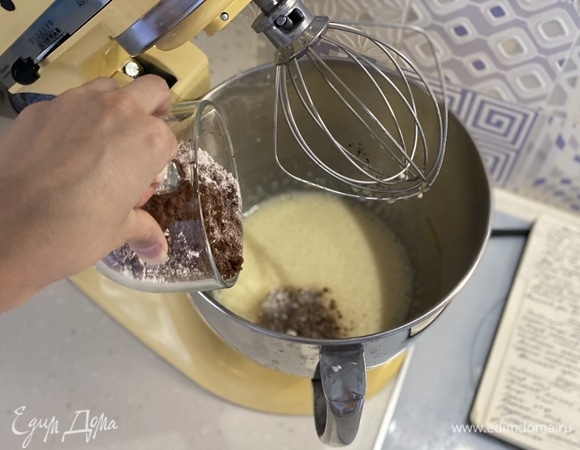 Всыпать сухие ингредиенты.