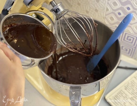 Влить растопленный шоколад с маслом. Добавить рубленный миндаль. Все перемешать.
