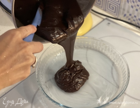 Форму для запекания смазать маслом. Выложить тесто.