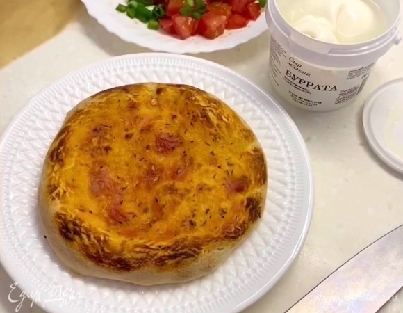 Для начала приготовим тесто. Оно будет такое же, как на пиццу. В 125 мл теплой воды развести 1,25 ч. л. сухих дрожжей, туда же добавить 1 ч. л. сахара. Оставить на 10 минут, чтобы дрожжи среагировали и образовалась шапка. Пока смешать в миске 200 г муки, 1 ч. л. соли и влить всю дрожжевую смесь. Хорошо размешать смесь вилкой и затем продолжать вымешивать руками, собирая тесто со стенок. Когда тесто будет уверено собираться со стенок, влить 1 ст. л. оливкового масла. Снова хорошо перемешать (минут 10 минимум). Накрыть тесто и оставить в тепле минут на 30. Тесто увеличится в объеме вдвое. Теперь выложить тесто на припыленную мукой поверхность и, растягивая, сформировать заготовку для фокаччи. Именно растягивать, скалкой катать не нужно. У меня получилось две небольшие фокаччи. Смазать протертыми томатами в собственном соку, сбрызнуть оливковым маслом и посыпать итальянскими травами или базиликом. Выставить максимальную температуру, которую допускает ваша духовка. Выпекать на самом нижнем уровне до румяной корочки. На этот процесс уйдет около 8 минут.