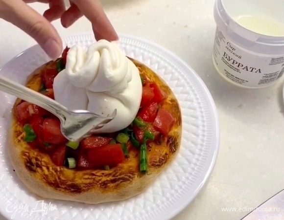 Поверх выложить буррату.