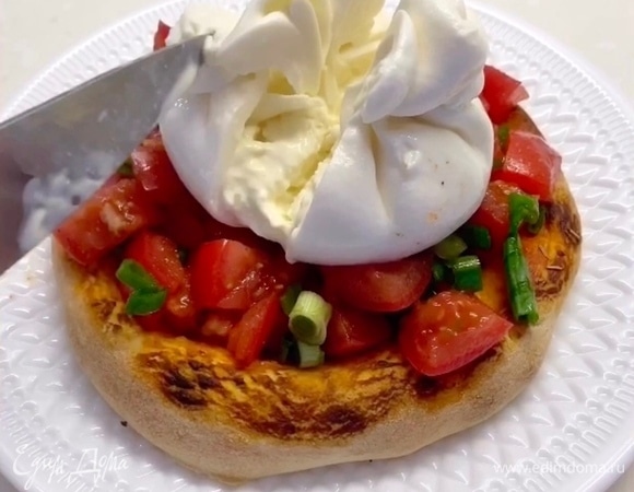 Подавать как салат или закуску, просто разрезая на порции. Приятного аппетита!