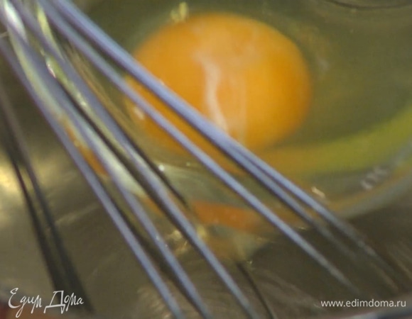 Приготовить яйца пашот: в небольшой кастрюле вскипятить 500 мл воды, добавить уксус, с помощью венчика сделать маленький водоворот и в центр воронки вылить яйцо. Убавить огонь и варить 2–3 минуты, затем шумовкой выложить яйцо на бумажное полотенце. Так же приготовить второе яйцо.