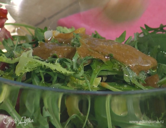 Салатный микс полить заправкой и оставшимся оливковым маслом, посолить, поперчить и перемешать.