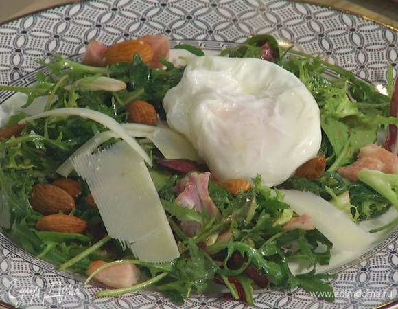 Разложить салат на тарелки, посыпать кусочками грудинки, миндалем и сыром, сверху выложить яйцо.
