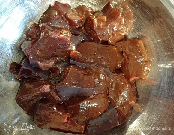 Печень (можно взять куриную) измельчить блендером или прокрутить в мясорубке.