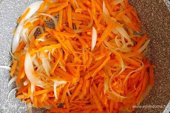 Лук и морковь обжарить на растительном масле, добавить соль по вкусу.