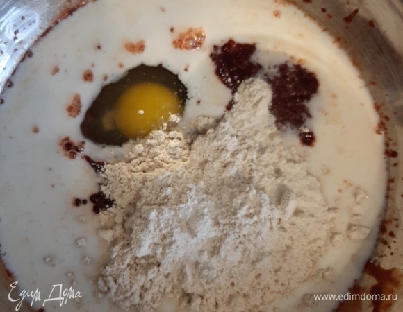 В перемолотую печень добавить яйцо, молоко, муку, соль и специи по вкусу, хорошо перемешать.