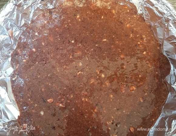 В форму для запекания вылить половину печеночной массы.