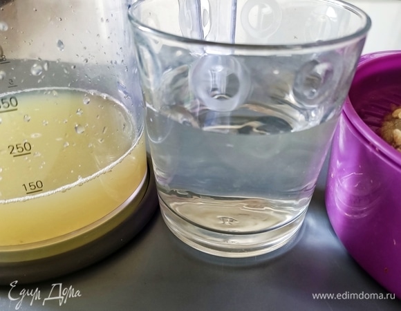 Сначала готовим лимонный крем. Выжимаем сок из трех лимонов, добавляем воду (должно получиться 400 мл жидкости).