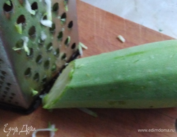 Кабачок натереть на крупной терке.