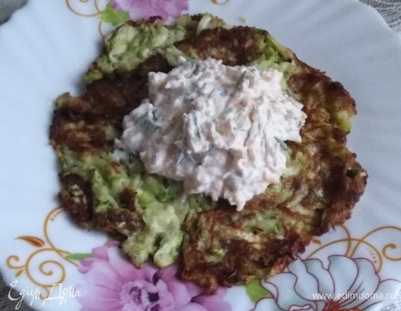 Выложить на готовый кабачковый драник. Приятного аппетита!