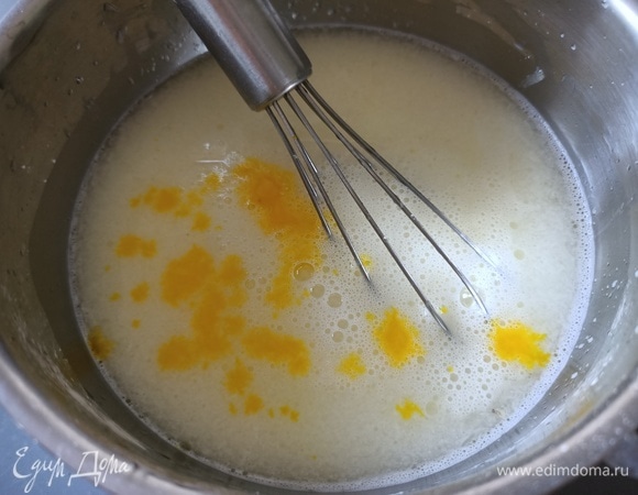 В сотейнике смешиваем кукурузный крахмал и сахар. Вливаем разведенный лимонный сок, немного пищевого красителя и 1/2 пузырька лимонного ароматизатора.