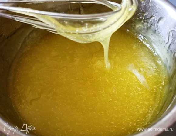 Довести крем до кипения и варить при постоянном помешивании в течение пяти минут, пока он не станет достаточно густым. Снимаем с огня. Накрываем пищевой пленкой, аккуратно прижав ее к поверхности крема, и полностью остужаем.