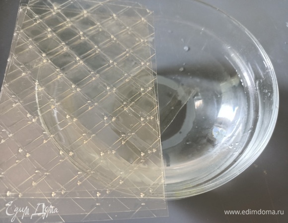 Желатин замочить в холодной воде для набухания (на 15 минут).