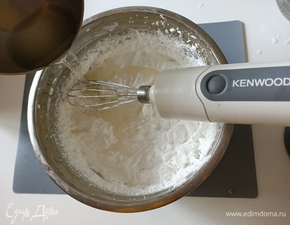 Желатин отжать, добавить 3 чайные ложки воды. Разогреть, чтобы он стал жидким, но не дать ему закипеть. Немного остудить и аккуратно, вливая тонкой струйкой, вмешать его в лимонно-сливочный крем.